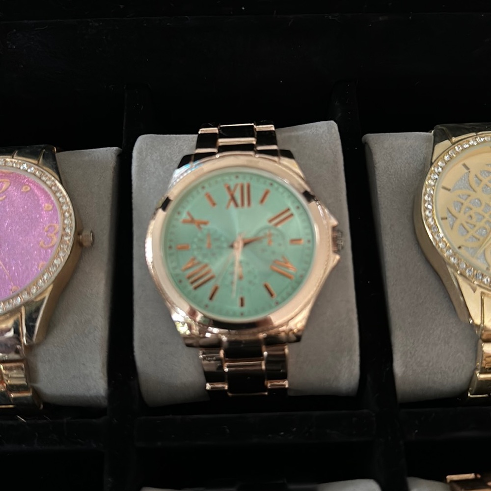 Rose gold watch with mint background